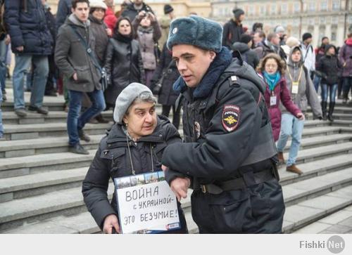 1. Полицейский спасает бабушку от бандеровцев.
2. Полицейский задержал опасного экстремиста и бандеровца.