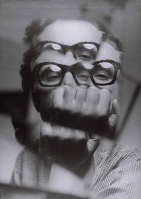 Очень люблю его творчество. Бексински (или Zdzisław Beksiński - Зджисвав Бекшиньски) рисовал ужасы польских концлагерей и при этом в реальной жизни был очень добрым и веселым человеком. Эти несколько рисунков - капля в море его таланта.