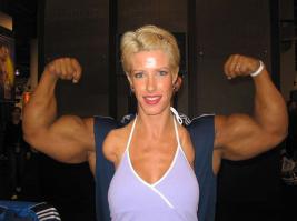 Знакомьтесь, это – Барби Гуэрра. Когда ей было два с половиной года, девочку ударило большим разрядом тока и она потеряла обе руки. Большинство после такого никогда бы не вернулось к нормальной жизни. Но это не тот случай…  Сейчас Барби 34 года, она обладательница многих наград на соревнованиях по фитнесу. У нее двое родных сыновей и две приемные дочери.
У таких людей и надо учиться никогда не сдаваться.