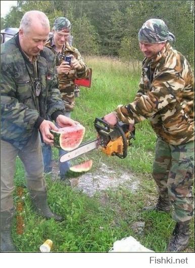 А ничего,что цепь бензопилы смазывается маслом при каждом обороте? Не думаю ,что арбуз со вкусом моторного масло будет кому-то по душе...