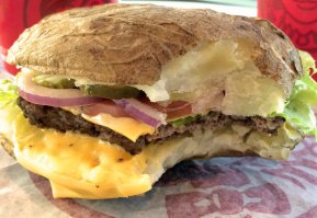 Необычный бургер, где вместо булочек используется запеченный картофель. Ради эксперимента стоит попробовать. Белорусский бургер.