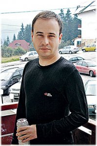 Вот он должен быть на первом месте...

Парню завещал свое состояние дядюшка, о существовании которого тот давно забыл.
Шумиха вокруг громадного наследства - почти миллиард евро, не считая акций банка, - поднялась почему-то сперва в Интернете. И лишь спустя пару месяцев герой дня - 31-летний диджей из Комрата (Молдавия) Сергей Судаев - узнал: речь-то о нем!

Сюжет, как в сказке: в Германии умер троюродный дядюшка Сергея.  

- Это очень дальний родственник по материнской линии, - признался нам новоявленный миллиардер. - Услышав о нем несколько лет назад от мамы, я решил отыскать этого человека. Видимо, это растрогало моего родственника, и он пригласил меня в гости в 1998 году. Я понятия тогда не имел, что он очень состоятельный человек. А потом у нас связь оборвалась. 

Но спустя 10 лет Сергею позвонили представители умершего родственника: «Вы - миллиардер!» 

- Я просто в шоке был! - вспоминает парень. 

Позже на электронный адрес Сергея пришла бумага: доверенное лицо германского гражданина Р. К. по имени Ерик Браух официально сообщило о передаче наследства. 

- Нет, пока жизнь не изменилась! - машет руками счастливчик. - Разве что новое прозвище появилось: Мультик - мультимиллионер. Ну и есть уже очередь желающих: кто просит машину купить, кто деньгами помочь...

- А когда в Германию поедешь? 

- На днях. Буду подписывать протокольные бумаги. Говорят, меня очень ждут в банке, где главным акционером был мой покойный родственник. Так что поеду, осмотрю унаследованное хозяйство. Что буду дальше делать, честно, не знаю. Слишком уж сумма... круглая.