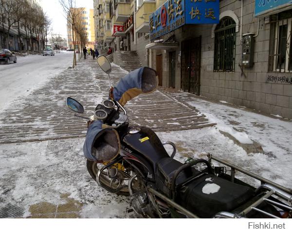 они очень классно убирают снег
перекрывают улицу на 0,5 часа, фронтальниками все сгребают в их камазы и увозят
по истечению этого времени дворники немного присыпают песком и профит
истинный профит!!!!