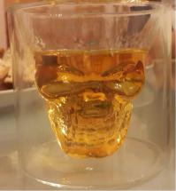 в подарочной упаковке был, ром капитан морган, 2 бутылки и рюмка.