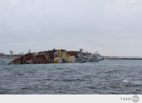 Самооборона Крыма приобрела в магазине корабль и затопила его выходе из озера Донузлав. Дата съемки: 6 марта 2014.