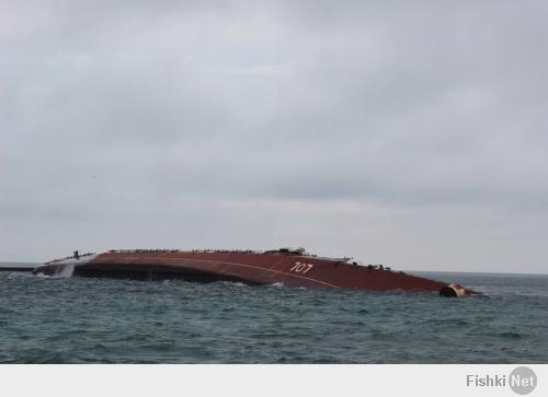 Самооборона Крыма приобрела в магазине корабль и затопила его выходе из озера Донузлав. Дата съемки: 6 марта 2014.