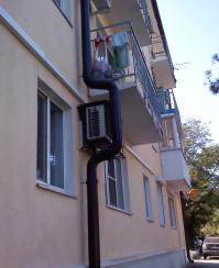 Кровать-барбекю для большой компании - это креатив! Беру на заметку!
А вот наше алаверды про шлагбаум "с выемкой"