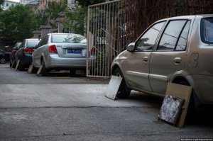 "Есть совсем странная версия... Некоторе китайцы считают, что собаки боятся красного цвета и не буду ссать на колеса!" - КАК ЭТО? А КАК ЖЕ ФАНЕРКИ? -