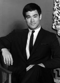 Счастлив тем, что целовал я женщин,
Мял цветы, валялся на траве,
И зверье, как братьев наших меньших,
Никогда не бил по голове.

Знаю я, что не цветут там чащи,
Не звенит лебяжьей шеей рожь.
Оттого пред сонмом уходящим
Я всегда испытываю дрожь.

Знаю я, что в той стране не будет
Этих нив, златящихся во мгле.
Оттого и дороги мне люди,
Что живут со мною на земле.