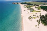 Байкальский пляж. На картинке кажется, что вода теплая. Контраст горячего песка, палящего солнца, почти постоянного ветра и холодной воды.