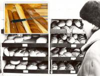 а за хлебушком как ходили помните? вилка на веревочке у прилавков и лопаточка, как плоская ложка, чтобы черствость проверять. а для булок с начинкой и пироженок щипцы также на веревочке. а говорят, что принцип супермаркета буржуи придумали.