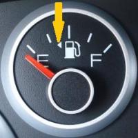 стрелка на датчике уровня топлива (возле изображения бензокалонки) указывает с какой стороны расположена заливная горловина бензобака