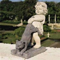 Кот воспитывает малыша