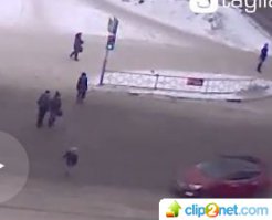 Пешеходам зеленый загорелся за полсекунды до наезда. Этого будет достаточно что бы малолетнего водятла прижать по полной.
Хуже всего взрослые. Звука нет, но есть подозрения что они ещё и кричали "Беги Форест, беги"