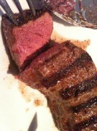 Кусочек с использованием мясного клея выглядит так: