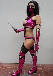 На последнем фото справа за партой спряталась она?