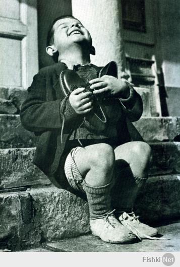 Ребенок радуется новой обуви. Австрия, послевоенная фотография. Это неподдельное счастье мирового масштаба!