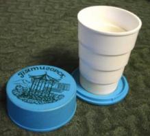 Складное ведро напомнило эти стаканчики, которые "веселили" своих владельцев, когда складывались с налитым горячим чаем)))