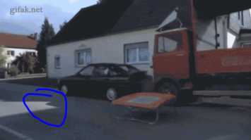 На первой, при столкновении, тень легковушке не двигается :)