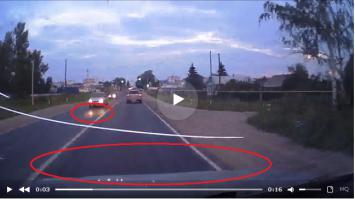 Тазик мог рега и не заметить, хотя бы потому что девушка ехала не с включенными фарами, а только на габаритах. 

На первом фото перед автомобилем, едущему навстречу, виднеются блики от фар на асфальте далеко перед капотом, у рега же этих бликов нет совсем.

На втором фото видно пятно света на боку таза. НО! Если бы горел ближний свет, то пятно было на много больше и ярче. 

Учитывая еще и тот момент что цвет авто почти сливается с цветом асфальта, и на улице сумерки (кстати по статистике самое опасно время суток - даже ярко включенные фары плохо освещают дорогу), то я на стороне тазика - он просто в силу обстоятельств не увидел авто при сумеречном освещении. 

У нас 8-9 лет назад была точно такая же история - мы ехали по дороге, приблизительно в такое же время суток, но уже с включенными фарами, а таксист, стоявший на обочине, решил развернуться. Ударил нас в бок и прошелся по всей бочине от фары до заднего фонаря. Менты ни кого не признали виновным, потому что таксист просто сказал что мы ехали на габаритах и он поэтому нас не заметил. Вот блин и доказывай потом... Мы не стали себе портить кровь - нам страховка покрыла весь ремонт, а нам большего и не надо.

Спасибо мужу,я когда на права сдавала - он мне постоянно говорил: "Лучше перебздеть, чем недобздеть! )). Видишь маршрутчика? Держись от него по-дальше, они за грош удавятся и это в порядке вещей с третьей правой без указания поворота ломануться к обочине чтоб пассажира взять. Не важно какое время суток и какая погода - если вдруг ты понимаешь что плохо видишь дорогу, ВКЛЮЧИ фары, не жалей лампочки, они не дорого стоят. Важно не только чтоб ты видела хорошо дорогу, важно чтоб и тебя другие люди видели, как авто так и пешеходы".