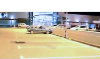 Зачетно припарковался. А как он тормозит, когда рядом нет высоких бордюров или стенки? ))