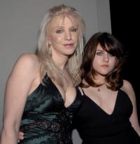 Если все остальные люди на фото более или менее узнаваемы, то этих... точно мало кто помнит Кортни Лав с дочерью Фрэнсис Бин Кобейн.