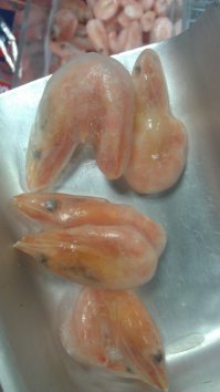 Знавал одного студента любителя пива,так он утром заходил в магазин и набирал в пакет весовых креветок от души!Вечером возвращался и забрав заранее спрятанный между стеллажами пакет с креветками шел на кассу! Пакет протыкал еще утром и вставлял в другой! Все растаявшее сливалось и он покупал креветки на треть дешевле а если учесть их цену да и брал он кило 2-3 за раз!