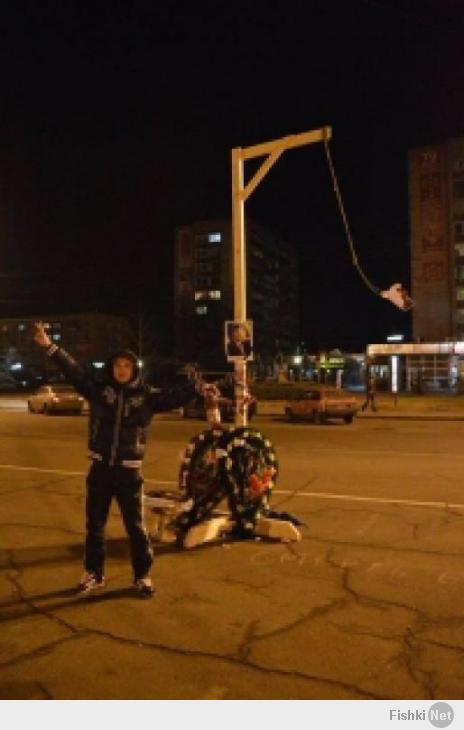 В центре Черкасс установлена настоящая виселица. Об этом сообщают в социальных сетях жители этого города, прилагая фотографию устройства для казни.
Примечательно, что именно на этом месте в 1942 году, во время фашистской оккупации, также устанавливали виселицу, на которой казнили людей.
Житель Черкасс, поделившийся фото устройства для умерщвления, отмечает, что с нетерпением ждет реакции Европы на возведение подобных строений в XXI веке.
Напомним, сегодня стало известно, что символическая виселица для неугодных и инакомыслящих установлена также в Днепропетровске.

Всевозможные "русские" живущие в Германии, просьба, расспросите немцев-соседей, правильно ли, на том ли месте, что в 1942, установлена виселица. Где ещё их нужно поставить по вашему холуйскому мнению?