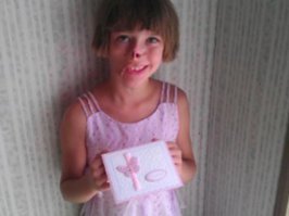 Зря Вы так, , ведь всё хорошо закончилось:

Пластические хирурги Beaumont Children's Hospital (штат Мичиган, США) собираются создать 11-летней девочке, чье лицо в трехмесячном возрасте было наполовину съедено енотом, новое ухо из ее собственного реберного хряща, вырастив его под кожей предплечья, сообщает Medical Daily.

В 2002 году родители оставили Шарлотту Понс (Charlotte Ponce) одну в помещении, где жили их ручные еноты. Одно из животных напало на младенца и практически съело правую часть его лица, включая нос и ухо. Несмотря на это, девочка выжила. С тех пор она перенесла девять пластических операций по удалению шрамов и восстановлению тканей щеки и губ, а также реконструкции носа.

Группа хирургов под руководством Конгкрита Чайясата (Kongkrit Chaiyasate) планирует начать процесс воссоздания уха Шарлотты, удалив участок хрящевой ткани из одного из ее ребер. Хрящ будет сформирован в форме ушной раковины с помощью сгенерированного на компьютере лекала, базирующегося на форме левого уха девочки. После этого хрящевая структура будет имплантирована под кожу предплечья, где будет развиваться в течение восьми недель, обретет необходимые нервные окончания и кровеносные сосуды, а также покроется эпидермисом. Затем уже покрытую кожей ушную раковину удалят и пришьют с правой стороны головы Шарлотты.    

До сих пор было известно лишь о нескольких случаях применения подобной методики реконструкции органов лица в мире. Так, в январе 2013 года сообщалось о том, что в Великобритании начали выращивать новый нос для пациента на его собственной руке, а осенью того же года такой метод дважды был применен в одной из больниц Китая – нос для пациента вырастили на лбу, а ткани для восстановления лица – на груди.