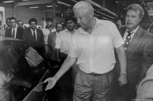 Ельзын на автовазе 1994год...
на фото он тянет руку к двери ваз 2110, а ее начали выпускать в 96м, или дата неверна, или ему показывали предсерийку