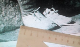 а мне одному кажется, что ботинки ему размеров на 5 велики???