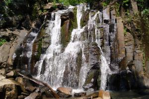 вдп. Горбатый. Вода бежит по кристаллизовавшейся магме