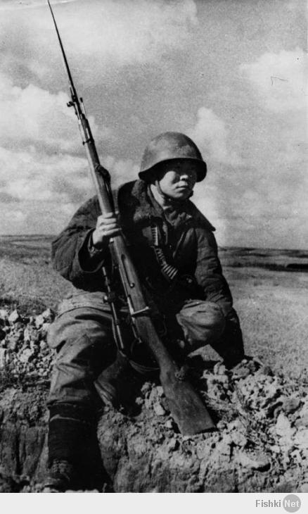 Советский снайпер Максим Александрович Пассар. Этнический нанаец, снайпер 71-й гвардейской стрелковой дивизии, уничтожил свыше 230 гитлеровцев.