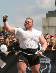 Ну что за хрень! Становая тяга в 2013 году у Бенедикта Магнуссона была 460 кг. И что за мода сплетать в кучу реальных спортсменов и адреналино-зависимых типажей.