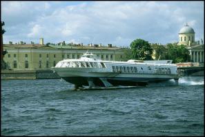 В Питере летают по-прежнему метеоры. Стоит 400 р добраться с Питера до Петергофа. ИМХО с распадом СССР внутренний туризм крайне уменьшился(сейчас вроде нарастает). В итоге выжило то, где был еще и внешний туризм. Нынче капитализм. Никто не будет работать себе в убыток.