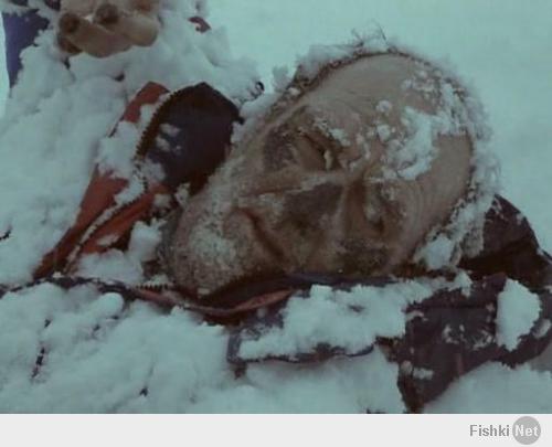 Многие знают, что покорение вершин - это смертельно опасно. И те, кто поднимаются, не всегда спускаются. На Горе умирают и новички, и опытные альпинисты. Но совсем не многие знают, что умершие остаются там, где их застигла судьба. Нам, людям цивилизации, интернета и города - по меньшей мере странно слышать, что тот же Эверест давно превратился в кладбище. Трупов на нем не счесть, и никто не спешит спускать их вниз.
Эверест - это современная Голгофа. Тот, кто идет туда, знает - у него есть шанс не вернуться. Рулетка с Горой. Повезет - не повезет. Не все зависит от тебя. Ураганный ветер, замерзший клапан на кислородном балоне, неправильный расчет времени, лавина, истощение и пр.
Эверест часто доказывает людям, что они смертны. Хотя бы тем, что когда поднимаешься видишь тела тех, кому уже больше никогда не суждено спуститься.
По статистике на гору поднялось около 1500 человек.
Остались там (по разным источникам) от 120 до 200. Можете себе представить?
Среди этих 200 человек есть и те, кто всегда будет встречать новых покорителей. По разным источникам на северном маршруте находится восемь открыто лежащих тел. 
Среди них двое русских. С юга находится около десяти. А если отойти влево или вправо...
Существуют видеокадры, на которых группа альпинистов проходит мимо умирающего человека. Альпинисты лишь спрашивают, как зовут погибшего (это ещё живого человека!!!). Он с трудом отвечает и продолжает замерзать, а группа проходит мимо него.
Можно по-разному относиться к альпинистам, покоряющим Эверест, считать их героями (коли покорили вершину) либо неудачниками (отошли назад или погибли), мужественными людьми (совершать подъём на такую высоту) или подлецами (если вы лишились кислородного баллона, сломали ногу или обморозились - помощь к вам не придёт НИКОГДА!!! вы - сами по себе и помогать вам никто не станет). Склоны Эвереста усеяны трупами. Об этом говорить не принято, но это - так. И это трупы не только альпинистов, но и тех же шерпов. Есть свидиетельства того, что умирающие люди по два-три дня просили помощи у разных проходящих мимо к вершине групп. Помощи не получил НИКТО. "Мой подъём - это мой подъём" - таков девиз альпинистов.
Так что сто раз подумайте о том, КУДА вы и идёте и ЧТО вас может ждать. Слова из песни Высоцкого "Если друг оказался вдруг" в данном контексте являются абсолютной бессмыслицей. Вас попросту никто не поймёт...
Введите в Яндексе "трупы на Эвересте" и вы всё сами узнаете.