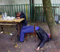 Вот упавшие люди...