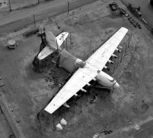 Самая огромная деревянная летающая лодка.
Хьюз H-4 Геркуле́с (англ. Hughes H-4 Hercules) — транспортная деревянная летающая лодка, разработанная американской фирмой Hughes Aircraft под руководством Говарда Хьюза. Этот 136-тонный самолёт, первоначально обозначенный как НК-1 и получивший неофициальное прозвище Spruce Goose («Щёголь, Пижон», дословно «Еловый гусь»), был самой большой когда-либо построенной летающей лодкой, а размах его крыла и поныне остаётся рекордным — 98 метров. Он был предназначен для транспортировки 750 солдат при полном снаряжении.

В начале Второй мировой войны правительство США выделило Хьюзу 13 миллионов долларов на изготовление прототипа летающего судна, но к окончанию военных действий летательный аппарат готов не был, что объяснялось нехваткой алюминия, а также упрямством Хьюза, стремившегося создать безупречную машину. Самолёт Hercules, пилотируемый самим Говардом Хьюзом, совершил свой первый и единственный полёт только 2 ноября 1947 года, когда поднялся в воздух на высоту 21 метр и покрыл приблизительно два километра по прямой над гаванью Лос-Анджелеса. После длительного хранения самолёт был отправлен в музей Лонг-Бич, Калифорния. В настоящее время является экспонатом музея Evergreen International Aviation в Макминнвилле (Орегон), куда был перевезён в 1993 году.