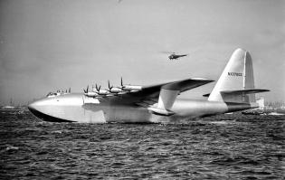 Самая огромная деревянная летающая лодка.
Хьюз H-4 Геркуле́с (англ. Hughes H-4 Hercules) — транспортная деревянная летающая лодка, разработанная американской фирмой Hughes Aircraft под руководством Говарда Хьюза. Этот 136-тонный самолёт, первоначально обозначенный как НК-1 и получивший неофициальное прозвище Spruce Goose («Щёголь, Пижон», дословно «Еловый гусь»), был самой большой когда-либо построенной летающей лодкой, а размах его крыла и поныне остаётся рекордным — 98 метров. Он был предназначен для транспортировки 750 солдат при полном снаряжении.

В начале Второй мировой войны правительство США выделило Хьюзу 13 миллионов долларов на изготовление прототипа летающего судна, но к окончанию военных действий летательный аппарат готов не был, что объяснялось нехваткой алюминия, а также упрямством Хьюза, стремившегося создать безупречную машину. Самолёт Hercules, пилотируемый самим Говардом Хьюзом, совершил свой первый и единственный полёт только 2 ноября 1947 года, когда поднялся в воздух на высоту 21 метр и покрыл приблизительно два километра по прямой над гаванью Лос-Анджелеса. После длительного хранения самолёт был отправлен в музей Лонг-Бич, Калифорния. В настоящее время является экспонатом музея Evergreen International Aviation в Макминнвилле (Орегон), куда был перевезён в 1993 году.
