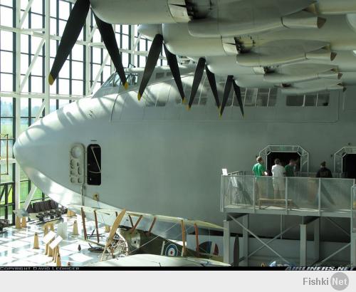 Самая огромная деревянная летающая лодка.
Хьюз H-4 Геркуле́с (англ. Hughes H-4 Hercules) — транспортная деревянная летающая лодка, разработанная американской фирмой Hughes Aircraft под руководством Говарда Хьюза. Этот 136-тонный самолёт, первоначально обозначенный как НК-1 и получивший неофициальное прозвище Spruce Goose («Щёголь, Пижон», дословно «Еловый гусь»), был самой большой когда-либо построенной летающей лодкой, а размах его крыла и поныне остаётся рекордным — 98 метров. Он был предназначен для транспортировки 750 солдат при полном снаряжении.

В начале Второй мировой войны правительство США выделило Хьюзу 13 миллионов долларов на изготовление прототипа летающего судна, но к окончанию военных действий летательный аппарат готов не был, что объяснялось нехваткой алюминия, а также упрямством Хьюза, стремившегося создать безупречную машину. Самолёт Hercules, пилотируемый самим Говардом Хьюзом, совершил свой первый и единственный полёт только 2 ноября 1947 года, когда поднялся в воздух на высоту 21 метр и покрыл приблизительно два километра по прямой над гаванью Лос-Анджелеса. После длительного хранения самолёт был отправлен в музей Лонг-Бич, Калифорния. В настоящее время является экспонатом музея Evergreen International Aviation в Макминнвилле (Орегон), куда был перевезён в 1993 году.