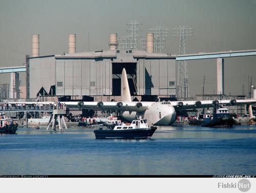 Самая огромная деревянная летающая лодка.
Хьюз H-4 Геркуле́с (англ. Hughes H-4 Hercules) — транспортная деревянная летающая лодка, разработанная американской фирмой Hughes Aircraft под руководством Говарда Хьюза. Этот 136-тонный самолёт, первоначально обозначенный как НК-1 и получивший неофициальное прозвище Spruce Goose («Щёголь, Пижон», дословно «Еловый гусь»), был самой большой когда-либо построенной летающей лодкой, а размах его крыла и поныне остаётся рекордным — 98 метров. Он был предназначен для транспортировки 750 солдат при полном снаряжении.

В начале Второй мировой войны правительство США выделило Хьюзу 13 миллионов долларов на изготовление прототипа летающего судна, но к окончанию военных действий летательный аппарат готов не был, что объяснялось нехваткой алюминия, а также упрямством Хьюза, стремившегося создать безупречную машину. Самолёт Hercules, пилотируемый самим Говардом Хьюзом, совершил свой первый и единственный полёт только 2 ноября 1947 года, когда поднялся в воздух на высоту 21 метр и покрыл приблизительно два километра по прямой над гаванью Лос-Анджелеса. После длительного хранения самолёт был отправлен в музей Лонг-Бич, Калифорния. В настоящее время является экспонатом музея Evergreen International Aviation в Макминнвилле (Орегон), куда был перевезён в 1993 году.