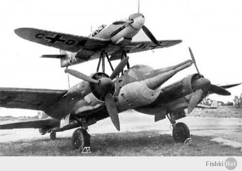Ju 88 "Mistel"
Германия - 1943
В июле 1943 года фирма Junkers получила задание переоборудовать Ju 88-А в беспилотный самолет-снаряд (в Luftwaffe они имели обозначение "Mistel"), управляемый из одноместного истребителя, укрепленного над фюзеляжем снаряда-носителя. Пилот истребителя вел спарку до точки расцепления, в которой он направлял Ju 88 на цель и отстыковывался.
Истребитель крепился к самолету-снаряду на стальных стойках, укрепленные над центропланом Ju 88 по обе стороны фюзеляжа и сходившиеся под фюзеляжем управляемого самолета вместе с V-образной стойкой от фюзеляжа носителя, образуя два треножника. Верхние точки треножников крепились к главному лонжерону истребителя. Еще одна подпружиненная стойка шла к хвостовой части истребителя. Когда пилот освобождал истребитель, задняя стойка откидывалась назад вдоль фюзеляжа. При касании последнего срабатывал замыкатель, который приводил в действие систему отцепки основных креплений на треножниках. Таким образом предотвращался возможный удар хвостовой части истребителя о заднюю стойку.
Первые 15 Ju 88-А4 были переоборудованы в июле 1943 года. Mistel из Ju 88-А4 с Messerschmitt Bf 109-F, получил обозначение "Beethoven".
Прототип Mistel: Ju 88-А4/Bf 109-F Вначале в Mistel переоборудовали отслужившие свой срок конструкции Ju 88. Из кабины убрали лишнее оборудование, оставив лишь два места экипажа для обучения. Такие машины, получившие обозначение 1, использовали для обучения. Носовой отсек мог быть заменен 3800-кг боеголовкой при помощи быстроразъемных болтов.
Эта боеголовка была успешно испытана на старом французском линкоре-цели "Ошен" во второй половине 1943 г. Проводились опыты и по поражению фортификационных сооружений. При этом тонный стальной стержень кумулятивного ядра пробивал 20 м бетон. Окончательные испытания боеголовки проводились в Peenemünde с апреля по май 1944 г.

Mistel: Ju 88-А4/Bf 109-F Предусматривались два основных приема боевого использования. При первом взлет и полет к цели осуществлялся только при работе двигателей нижнего самолета, а двигатель верхнего самолета запускался только вблизи цели. Второй способ предусматривал использование совместной работы моторов двух машин, а питание бензином верхнего самолета шло из баков нижнего. Когда связка достигала цели, пилот переводил ее в пологое пикирование. На безопасной дистанции истребитель отцеплялся, а беспилотный самолет пикировал на цель.

Первые пять Mistel 1 поступили на вооружение IV/КG 101. Первый боевой вылет был совершен 24 июня 1944 г. Вылет не удался, так как истребителю пришлось отцепиться еще до цели из-за появления ночного истребителя Mosquito.
Вскоре после этого четыре Mistel под прикрытием истребителей Вf 109-G атаковали суда союзников в заливе Сены. Атака была осуществлена при свете осветительных ракет, но результаты не удалось пронаблюдать из-за дыма горящих судов. Разведка на следующий день показала, что все цели были поражены, но ни одно судно не затонуло.
Воодушевленные этим успехом, Luftwaffe заказали заводу в Mockau (Leipzig) еще переоборудовать в Mistel еще 75 ремонтировавшихся там Ju 88-G1. На этот раз это была связка Ju 88-G1 и Fw 190-A6 или Fw 190-F8, так как их моторы также работали на 95-октановом бензине (Mistel 2; учебный вариант S2). К сожалению, комбинация Ju 88-G с полными топливными баками и боеголовкой с Fw 190 была значительно перезагружена, и при взлете случались аварии из-за разрыва пневматиков. После потери нескольких Mistel при взлете, под фюзеляжем была установлена третья сбрасываемая стойка. Этот вариант получил обозначение Mistel 3.

10.10.1944 на базе IV/КG 101 была образована III/КG 66, предназначенная исключительно для использования Mistel, но уже через 10 дней ее переименовали в II/КG 200. К этому времени было решено использовать все имеющиеся Mistel для атаки британского флота в Scapa Flow. Операция была намечена на декабрь 1944 г. Для этой операции на аэродромах в Дании было собрано 60 Mistel вместе с 5./КG 200, самолеты которой должны были освещать цели. Постоянно стоявшая плохая погода задерживала начало операции, а когда она окончательно прояснилась, установилась полная луна. Неповоротливые Mistel 2, развивавшие не более 380 км/ч могли стать легкой добычей британских ночных истребителей.
Следующее нападение планировалось на март 1945 против советских военных заводов. Было заказано 125 Mistel, 100 из которых требовались для этой операции. В марте аэродромы в Восточной Пруссии, которые планировалось использовать для операции "Eisenhammel", были заняты советскими войсками. Позже II/КG 200 предприняла отдельные атаки мостов на восточном и западном фронтах.
Первой их атакой стал налет 9 марта четырех Mistel из состава II/КG 200 на мосты у Görlitz на Neiße. Оба моста были поражены. Mistel из II/КG 200 использовались для налетов на мосты через Рейн. С апреля для этих же целей привлекались подразделения КG 30, также перевооруженные на Mistel. Почти все Mistel были использованы в этих атаках, а их пилотов вскоре перевели в истребительные части.
Темпы переоборудования возросли и теперь в самолеты-снаряды переделывали строящиеся на заводе Junkers в Bernburg Ju 88-G10 и Ju 88-H4 прямо на сборочной линии. Связка Ju 88-G10/Fw 190-A8 обозначили как "Mistel 3C". Самолет отличался вставкой перед крылом 2.75 м фюзеляжной секции. Fw 190, оснащался парой 270 л накрыльевых баков и подфюзеляжным 300 л баком. Второй и третий фюзеляжные баки Mistel предназначались под 95-октановый бензин, который Fw 190-A8 использовал во время полета в связке. Остальные баки заливались 87-октановым бензином. Аналогичный вариант из связки Ju 88-H4/Fw 190-A8 получил обозначение "Mistel 3B".
Одна из модификаций Mistel 3B с экипажем в три человека служила сверхдальним самолетом наведения "Fuehrungmaschine", неся на себе Fw 190-A8 в качестве собственного эскорта. Mistel оснащался локатором сантиметрового диапазона и имел оборонительное вооружение из пулемета МG 131 в задней части кабины. Под центропланом можно было подвесить два 900 л сбрасываемых бака. Один из последних Mistel состоял из Ta 152-H и Ju 88-G7.
Всего было построено около 250 Mistel различных модификаций.