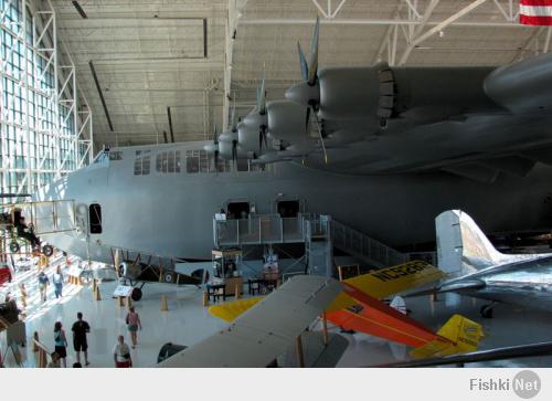 Самая огромная деревянная летающая лодка.
Хьюз H-4 Геркуле́с (англ. Hughes H-4 Hercules) — транспортная деревянная летающая лодка, разработанная американской фирмой Hughes Aircraft под руководством Говарда Хьюза. Этот 136-тонный самолёт, первоначально обозначенный как НК-1 и получивший неофициальное прозвище Spruce Goose («Щёголь, Пижон», дословно «Еловый гусь»), был самой большой когда-либо построенной летающей лодкой, а размах его крыла и поныне остаётся рекордным — 98 метров. Он был предназначен для транспортировки 750 солдат при полном снаряжении.

В начале Второй мировой войны правительство США выделило Хьюзу 13 миллионов долларов на изготовление прототипа летающего судна, но к окончанию военных действий летательный аппарат готов не был, что объяснялось нехваткой алюминия, а также упрямством Хьюза, стремившегося создать безупречную машину. Самолёт Hercules, пилотируемый самим Говардом Хьюзом, совершил свой первый и единственный полёт только 2 ноября 1947 года, когда поднялся в воздух на высоту 21 метр и покрыл приблизительно два километра по прямой над гаванью Лос-Анджелеса. После длительного хранения самолёт был отправлен в музей Лонг-Бич, Калифорния. В настоящее время является экспонатом музея Evergreen International Aviation в Макминнвилле (Орегон), куда был перевезён в 1993 году.