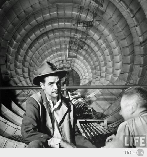 Самая огромная деревянная летающая лодка.
Хьюз H-4 Геркуле́с (англ. Hughes H-4 Hercules) — транспортная деревянная летающая лодка, разработанная американской фирмой Hughes Aircraft под руководством Говарда Хьюза. Этот 136-тонный самолёт, первоначально обозначенный как НК-1 и получивший неофициальное прозвище Spruce Goose («Щёголь, Пижон», дословно «Еловый гусь»), был самой большой когда-либо построенной летающей лодкой, а размах его крыла и поныне остаётся рекордным — 98 метров. Он был предназначен для транспортировки 750 солдат при полном снаряжении.

В начале Второй мировой войны правительство США выделило Хьюзу 13 миллионов долларов на изготовление прототипа летающего судна, но к окончанию военных действий летательный аппарат готов не был, что объяснялось нехваткой алюминия, а также упрямством Хьюза, стремившегося создать безупречную машину. Самолёт Hercules, пилотируемый самим Говардом Хьюзом, совершил свой первый и единственный полёт только 2 ноября 1947 года, когда поднялся в воздух на высоту 21 метр и покрыл приблизительно два километра по прямой над гаванью Лос-Анджелеса. После длительного хранения самолёт был отправлен в музей Лонг-Бич, Калифорния. В настоящее время является экспонатом музея Evergreen International Aviation в Макминнвилле (Орегон), куда был перевезён в 1993 году.