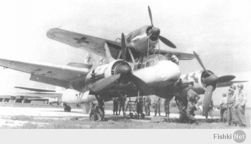 Ju 88 "Mistel"
Германия - 1943
В июле 1943 года фирма Junkers получила задание переоборудовать Ju 88-А в беспилотный самолет-снаряд (в Luftwaffe они имели обозначение "Mistel"), управляемый из одноместного истребителя, укрепленного над фюзеляжем снаряда-носителя. Пилот истребителя вел спарку до точки расцепления, в которой он направлял Ju 88 на цель и отстыковывался.
Истребитель крепился к самолету-снаряду на стальных стойках, укрепленные над центропланом Ju 88 по обе стороны фюзеляжа и сходившиеся под фюзеляжем управляемого самолета вместе с V-образной стойкой от фюзеляжа носителя, образуя два треножника. Верхние точки треножников крепились к главному лонжерону истребителя. Еще одна подпружиненная стойка шла к хвостовой части истребителя. Когда пилот освобождал истребитель, задняя стойка откидывалась назад вдоль фюзеляжа. При касании последнего срабатывал замыкатель, который приводил в действие систему отцепки основных креплений на треножниках. Таким образом предотвращался возможный удар хвостовой части истребителя о заднюю стойку.
Первые 15 Ju 88-А4 были переоборудованы в июле 1943 года. Mistel из Ju 88-А4 с Messerschmitt Bf 109-F, получил обозначение "Beethoven".
Прототип Mistel: Ju 88-А4/Bf 109-F Вначале в Mistel переоборудовали отслужившие свой срок конструкции Ju 88. Из кабины убрали лишнее оборудование, оставив лишь два места экипажа для обучения. Такие машины, получившие обозначение 1, использовали для обучения. Носовой отсек мог быть заменен 3800-кг боеголовкой при помощи быстроразъемных болтов.
Эта боеголовка была успешно испытана на старом французском линкоре-цели "Ошен" во второй половине 1943 г. Проводились опыты и по поражению фортификационных сооружений. При этом тонный стальной стержень кумулятивного ядра пробивал 20 м бетон. Окончательные испытания боеголовки проводились в Peenemünde с апреля по май 1944 г.

Mistel: Ju 88-А4/Bf 109-F Предусматривались два основных приема боевого использования. При первом взлет и полет к цели осуществлялся только при работе двигателей нижнего самолета, а двигатель верхнего самолета запускался только вблизи цели. Второй способ предусматривал использование совместной работы моторов двух машин, а питание бензином верхнего самолета шло из баков нижнего. Когда связка достигала цели, пилот переводил ее в пологое пикирование. На безопасной дистанции истребитель отцеплялся, а беспилотный самолет пикировал на цель.

Первые пять Mistel 1 поступили на вооружение IV/КG 101. Первый боевой вылет был совершен 24 июня 1944 г. Вылет не удался, так как истребителю пришлось отцепиться еще до цели из-за появления ночного истребителя Mosquito.
Вскоре после этого четыре Mistel под прикрытием истребителей Вf 109-G атаковали суда союзников в заливе Сены. Атака была осуществлена при свете осветительных ракет, но результаты не удалось пронаблюдать из-за дыма горящих судов. Разведка на следующий день показала, что все цели были поражены, но ни одно судно не затонуло.
Воодушевленные этим успехом, Luftwaffe заказали заводу в Mockau (Leipzig) еще переоборудовать в Mistel еще 75 ремонтировавшихся там Ju 88-G1. На этот раз это была связка Ju 88-G1 и Fw 190-A6 или Fw 190-F8, так как их моторы также работали на 95-октановом бензине (Mistel 2; учебный вариант S2). К сожалению, комбинация Ju 88-G с полными топливными баками и боеголовкой с Fw 190 была значительно перезагружена, и при взлете случались аварии из-за разрыва пневматиков. После потери нескольких Mistel при взлете, под фюзеляжем была установлена третья сбрасываемая стойка. Этот вариант получил обозначение Mistel 3.

10.10.1944 на базе IV/КG 101 была образована III/КG 66, предназначенная исключительно для использования Mistel, но уже через 10 дней ее переименовали в II/КG 200. К этому времени было решено использовать все имеющиеся Mistel для атаки британского флота в Scapa Flow. Операция была намечена на декабрь 1944 г. Для этой операции на аэродромах в Дании было собрано 60 Mistel вместе с 5./КG 200, самолеты которой должны были освещать цели. Постоянно стоявшая плохая погода задерживала начало операции, а когда она окончательно прояснилась, установилась полная луна. Неповоротливые Mistel 2, развивавшие не более 380 км/ч могли стать легкой добычей британских ночных истребителей.
Следующее нападение планировалось на март 1945 против советских военных заводов. Было заказано 125 Mistel, 100 из которых требовались для этой операции. В марте аэродромы в Восточной Пруссии, которые планировалось использовать для операции "Eisenhammel", были заняты советскими войсками. Позже II/КG 200 предприняла отдельные атаки мостов на восточном и западном фронтах.
Первой их атакой стал налет 9 марта четырех Mistel из состава II/КG 200 на мосты у Görlitz на Neiße. Оба моста были поражены. Mistel из II/КG 200 использовались для налетов на мосты через Рейн. С апреля для этих же целей привлекались подразделения КG 30, также перевооруженные на Mistel. Почти все Mistel были использованы в этих атаках, а их пилотов вскоре перевели в истребительные части.
Темпы переоборудования возросли и теперь в самолеты-снаряды переделывали строящиеся на заводе Junkers в Bernburg Ju 88-G10 и Ju 88-H4 прямо на сборочной линии. Связка Ju 88-G10/Fw 190-A8 обозначили как "Mistel 3C". Самолет отличался вставкой перед крылом 2.75 м фюзеляжной секции. Fw 190, оснащался парой 270 л накрыльевых баков и подфюзеляжным 300 л баком. Второй и третий фюзеляжные баки Mistel предназначались под 95-октановый бензин, который Fw 190-A8 использовал во время полета в связке. Остальные баки заливались 87-октановым бензином. Аналогичный вариант из связки Ju 88-H4/Fw 190-A8 получил обозначение "Mistel 3B".
Одна из модификаций Mistel 3B с экипажем в три человека служила сверхдальним самолетом наведения "Fuehrungmaschine", неся на себе Fw 190-A8 в качестве собственного эскорта. Mistel оснащался локатором сантиметрового диапазона и имел оборонительное вооружение из пулемета МG 131 в задней части кабины. Под центропланом можно было подвесить два 900 л сбрасываемых бака. Один из последних Mistel состоял из Ta 152-H и Ju 88-G7.
Всего было построено около 250 Mistel различных модификаций.