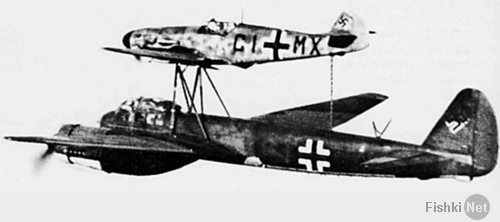 Ju 88 "Mistel"
Германия - 1943
В июле 1943 года фирма Junkers получила задание переоборудовать Ju 88-А в беспилотный самолет-снаряд (в Luftwaffe они имели обозначение "Mistel"), управляемый из одноместного истребителя, укрепленного над фюзеляжем снаряда-носителя. Пилот истребителя вел спарку до точки расцепления, в которой он направлял Ju 88 на цель и отстыковывался.
Истребитель крепился к самолету-снаряду на стальных стойках, укрепленные над центропланом Ju 88 по обе стороны фюзеляжа и сходившиеся под фюзеляжем управляемого самолета вместе с V-образной стойкой от фюзеляжа носителя, образуя два треножника. Верхние точки треножников крепились к главному лонжерону истребителя. Еще одна подпружиненная стойка шла к хвостовой части истребителя. Когда пилот освобождал истребитель, задняя стойка откидывалась назад вдоль фюзеляжа. При касании последнего срабатывал замыкатель, который приводил в действие систему отцепки основных креплений на треножниках. Таким образом предотвращался возможный удар хвостовой части истребителя о заднюю стойку.
Первые 15 Ju 88-А4 были переоборудованы в июле 1943 года. Mistel из Ju 88-А4 с Messerschmitt Bf 109-F, получил обозначение "Beethoven".
Прототип Mistel: Ju 88-А4/Bf 109-F Вначале в Mistel переоборудовали отслужившие свой срок конструкции Ju 88. Из кабины убрали лишнее оборудование, оставив лишь два места экипажа для обучения. Такие машины, получившие обозначение 1, использовали для обучения. Носовой отсек мог быть заменен 3800-кг боеголовкой при помощи быстроразъемных болтов.
Эта боеголовка была успешно испытана на старом французском линкоре-цели "Ошен" во второй половине 1943 г. Проводились опыты и по поражению фортификационных сооружений. При этом тонный стальной стержень кумулятивного ядра пробивал 20 м бетон. Окончательные испытания боеголовки проводились в Peenemünde с апреля по май 1944 г.

Mistel: Ju 88-А4/Bf 109-F Предусматривались два основных приема боевого использования. При первом взлет и полет к цели осуществлялся только при работе двигателей нижнего самолета, а двигатель верхнего самолета запускался только вблизи цели. Второй способ предусматривал использование совместной работы моторов двух машин, а питание бензином верхнего самолета шло из баков нижнего. Когда связка достигала цели, пилот переводил ее в пологое пикирование. На безопасной дистанции истребитель отцеплялся, а беспилотный самолет пикировал на цель.

Первые пять Mistel 1 поступили на вооружение IV/КG 101. Первый боевой вылет был совершен 24 июня 1944 г. Вылет не удался, так как истребителю пришлось отцепиться еще до цели из-за появления ночного истребителя Mosquito.
Вскоре после этого четыре Mistel под прикрытием истребителей Вf 109-G атаковали суда союзников в заливе Сены. Атака была осуществлена при свете осветительных ракет, но результаты не удалось пронаблюдать из-за дыма горящих судов. Разведка на следующий день показала, что все цели были поражены, но ни одно судно не затонуло.
Воодушевленные этим успехом, Luftwaffe заказали заводу в Mockau (Leipzig) еще переоборудовать в Mistel еще 75 ремонтировавшихся там Ju 88-G1. На этот раз это была связка Ju 88-G1 и Fw 190-A6 или Fw 190-F8, так как их моторы также работали на 95-октановом бензине (Mistel 2; учебный вариант S2). К сожалению, комбинация Ju 88-G с полными топливными баками и боеголовкой с Fw 190 была значительно перезагружена, и при взлете случались аварии из-за разрыва пневматиков. После потери нескольких Mistel при взлете, под фюзеляжем была установлена третья сбрасываемая стойка. Этот вариант получил обозначение Mistel 3.

10.10.1944 на базе IV/КG 101 была образована III/КG 66, предназначенная исключительно для использования Mistel, но уже через 10 дней ее переименовали в II/КG 200. К этому времени было решено использовать все имеющиеся Mistel для атаки британского флота в Scapa Flow. Операция была намечена на декабрь 1944 г. Для этой операции на аэродромах в Дании было собрано 60 Mistel вместе с 5./КG 200, самолеты которой должны были освещать цели. Постоянно стоявшая плохая погода задерживала начало операции, а когда она окончательно прояснилась, установилась полная луна. Неповоротливые Mistel 2, развивавшие не более 380 км/ч могли стать легкой добычей британских ночных истребителей.
Следующее нападение планировалось на март 1945 против советских военных заводов. Было заказано 125 Mistel, 100 из которых требовались для этой операции. В марте аэродромы в Восточной Пруссии, которые планировалось использовать для операции "Eisenhammel", были заняты советскими войсками. Позже II/КG 200 предприняла отдельные атаки мостов на восточном и западном фронтах.
Первой их атакой стал налет 9 марта четырех Mistel из состава II/КG 200 на мосты у Görlitz на Neiße. Оба моста были поражены. Mistel из II/КG 200 использовались для налетов на мосты через Рейн. С апреля для этих же целей привлекались подразделения КG 30, также перевооруженные на Mistel. Почти все Mistel были использованы в этих атаках, а их пилотов вскоре перевели в истребительные части.
Темпы переоборудования возросли и теперь в самолеты-снаряды переделывали строящиеся на заводе Junkers в Bernburg Ju 88-G10 и Ju 88-H4 прямо на сборочной линии. Связка Ju 88-G10/Fw 190-A8 обозначили как "Mistel 3C". Самолет отличался вставкой перед крылом 2.75 м фюзеляжной секции. Fw 190, оснащался парой 270 л накрыльевых баков и подфюзеляжным 300 л баком. Второй и третий фюзеляжные баки Mistel предназначались под 95-октановый бензин, который Fw 190-A8 использовал во время полета в связке. Остальные баки заливались 87-октановым бензином. Аналогичный вариант из связки Ju 88-H4/Fw 190-A8 получил обозначение "Mistel 3B".
Одна из модификаций Mistel 3B с экипажем в три человека служила сверхдальним самолетом наведения "Fuehrungmaschine", неся на себе Fw 190-A8 в качестве собственного эскорта. Mistel оснащался локатором сантиметрового диапазона и имел оборонительное вооружение из пулемета МG 131 в задней части кабины. Под центропланом можно было подвесить два 900 л сбрасываемых бака. Один из последних Mistel состоял из Ta 152-H и Ju 88-G7.
Всего было построено около 250 Mistel различных модификаций.