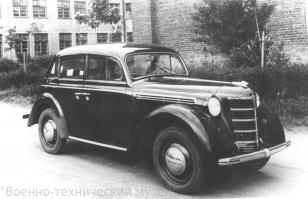 Небольшая справка по Москвичу-401:

История создания первого «Москвича», аналогичного немецкому автомобилю Opel Kadett K38, долгие годы обрастала легендами и домыслами. Самая известная версия - будто после войны из Германии среди многочисленных трофеев, в СССР вывезли целый завод с полным комплектом чертежей, со всеми станками,  и готовой моделью автомобиля. Главный конструктор МЗМА А.Ф.Андронов в своих воспоминаниях это отрицал: по его словам, не было ни чертежей, ни станков, машину действительно проектировали по образцу Opel, но делали это советские инженеры, а оснастку изготавливали отечественные предприятия, включая ЗИС и ГАЗ. Еще было много версий о частичном использовании на заводе МЗМА трофейного оборудования.

Как все было на самом деле, удалось установить с помощью рассекреченных в последние годы документов. 16 июня 1945 года образцы новых автомобилей демонстрировали в Кремле членам правительства. Как варианты будущего легкового малолитражного автомобиля были представлены довоенный КИМ-10, немецкие Opel Kadett и Opel Olympia. И.В.Сталин однозначно потребовал выбрать Kadett, хотя инженеры НАМИ пытались убедить его в преимуществах других машин. Есть легенда, что еще до войны Иосифу Виссарионовичу понравился Opel Kadett, принадлежавший начальнику охраны Кремля Власику.

В результате, оборудование завода Opel, находившегося в Рюссельхайме, в западной, союзнической зоне оккупации попало в список предприятий, которые надлежало приобрести у американской или английской оккупационной администрации. Союзный договор с западными державами такую процедуру предусматривал. Но выехавшие в Германию советские инженеры обнаружили разрушенный бомбардировками завод.  Не уцелело оборудование ни по кузову, ни по двигателю, ни конструкторская документация.  

Проблему решило то, что в Советской зоне оккупации Германии было создано немало конструкторских бюро, в которых вольнонаемные немецкие инженеры создавали различную технику по заказам советской военной администрации. По автомобильному профилю работало целых 11 КБ. Им и поручили проектирование аналога Opel Kadett и оборудования по его производству. Основные работы по кузову выполнило Кузовное бюро в саксонском городе Шварценберг, которым командовал инженер О.В.Дыбов, а по двигателю - Центральное конструкторское бюро в Берлине, возглавляемое профессором В.Н.Сороко-Новицким. Создавать новые чертежи и мастер-модели для производства деталей начали осенью 1945 года. В документах проект уже значился под именем «автомобиль Москвич». Используя готовые образцы автомобилей Kadett, их деталей и агрегатов, немецкие специалисты подготовили документацию и рабочие образцы в кратчайшие сроки. Уже в марте 1946 года в Москву, на завод МЗМА отправлены тысячи чертежей, сотни мастер-моделей деталей и рабочие образцы автомобилей. Немцы выдвинули немало интересных предложений по совершенствованию автомобиля «Москвич»: специальные грузовые и грузо-пассажирские кузова, альтернативные варианты внешнего дизайна базовой модели, даже автоматическую коробку передач.

Но к серийному производству стали готовить модификацию «Москвича», более чем на 95% унифицированную с утвержденным И.В.Сталиным четырехдверным седаном К38. Из оригинальных восточногерманских наработок пригодился только один специальный кузов - деревянный фургон. Что касается производственного оборудования Московского завода малолитражных автомобилей, то его комплектовали, используя различные станки и инструменты: трофейные немецкие, изготовленные советскими заводами, полученные в войну по Ленд-лизу (завод с 1944 года выпускал запчасти к американской военной технике). Часть деталей серийных «Москвичей» поставляли автозаводы ЗИС и ГАЗ.

Базовая модель «Москвича» получила двойной индекс 400-420. Первое число обозначало двигатель и шасси, а второе - кузов. Первые пробные машины автозавод, располагавшийся на Остаповском шоссе, изготовил в декабре 1946 года, а серийный выпуск первого «Москвича» начался в январе 1947-го. Эта машина стала первым в Советском Союзе малолитражным автомобилем, выпускавшимся крупносерийно - предыдущие малолитражки НАМИ-1 и КИМ-10 «разошлись» тиражом не более 500 экземпляров.

Дальнейшие работы по модернизации «Москвича» конструкторы МЗМА проводили самостоятельно. Внешне автомобиль оставался неизменным, но в течение 1948-1953 годов во все его узлы были внесены десятки изменений, повышавших прочность и надежность. Был переработан почти весь двигатель, получивший модернизированные блок цилиндров, коленчатый и распределительный валы, бензонасос, водяную помпу, в систему смазки был добавлен фильтр тонкой очистки масла. Четыре раза менялась модель карбюратора, трижды - генератора, дважды - распределителя зажигания. Работы по двигателю завершились только в 1954 году с появлением новых головки цилиндров и коллекторов. Именно тогда двигатель и весь автомобиль получили индекс «Москвич-401». Также в начале 50-х полностью изменилась коробка передач - она получила рычаг переклчения на рулевой колонке и синхронизатор второй-третьей передачи. Рычаг ручного тормоза убрали с пола и поставили под приборную панель, как у «Победы». Во многих местах был усилен кузов. Приметой, отличающей кузова моделей 400-420 и 401 можно считать конструкцию площадки аккумулятора - в старом варианте она приваривалась консольно, а в новом - была частично утоплена в моторный щит. Также у моделей 400-420 и 401 отличаются шкалы контрольных приборов. Общая особенность всех моделей семейства первых «Москвичей» - электрооборудование с напряжением 6 вольт.

Некоторые особенности первых «Москвичей» были типичны для недорогих автомобилей 30-х годов: довольно узкий салон, отсутствие отопителя, доступ в багажник через заднее сиденье. В то же время машина оказалась хорошо приспособлена к тяжелым дорожным условиям. Двигатель развивал максимальный крутящий момент на низких оборотах, 16-дюймовые колеса обеспечивали большой дорожный просвет, «опелевская» подвеска получилась довольно энергоемкой. Инструкция по эксплуатации допускала преодоление бродов глубиной до 60 см - по колено взрослому человеку. Важно также, что простая  «неубиваемая» конструкция агрегатов двигателя и шасси терпела неквалифицированные обслуживание и ремонт силами владельцев машин и малограмотных механиков.

В апреле 1956 года МЗМА без остановки производства заменил «Москвич-401» автомобилем нового поколения «Москвич-402», полностью разработанным советскими конструкторами. «Москвичи» первого поколения еще долгие десятилетия служили сотням тысяч простых советских людей.