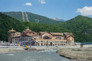 ВОТ КАКОЙ ТО ДЯДЯ НА ТРАКТОРЕ С ГОРОЧКИ СПУСТИЛСЯ