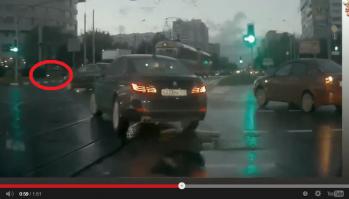 Чёт не понял.. 1е видео - удалено пользователем.. 
2е видео - "призрак" вылетает на перекрёсток - вон он там едет дальше левого световора (с пешеходки? )