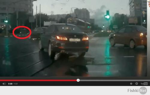 Чёт не понял.. 1е видео - удалено пользователем.. 
2е видео - "призрак" вылетает на перекрёсток - вон он там едет дальше левого световора (с пешеходки? )